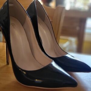 Black patent pumps size 6